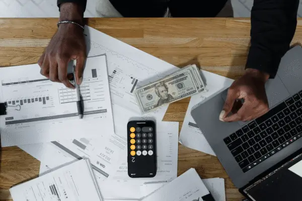 Cuadro de financiación de una empresa siendo calculado