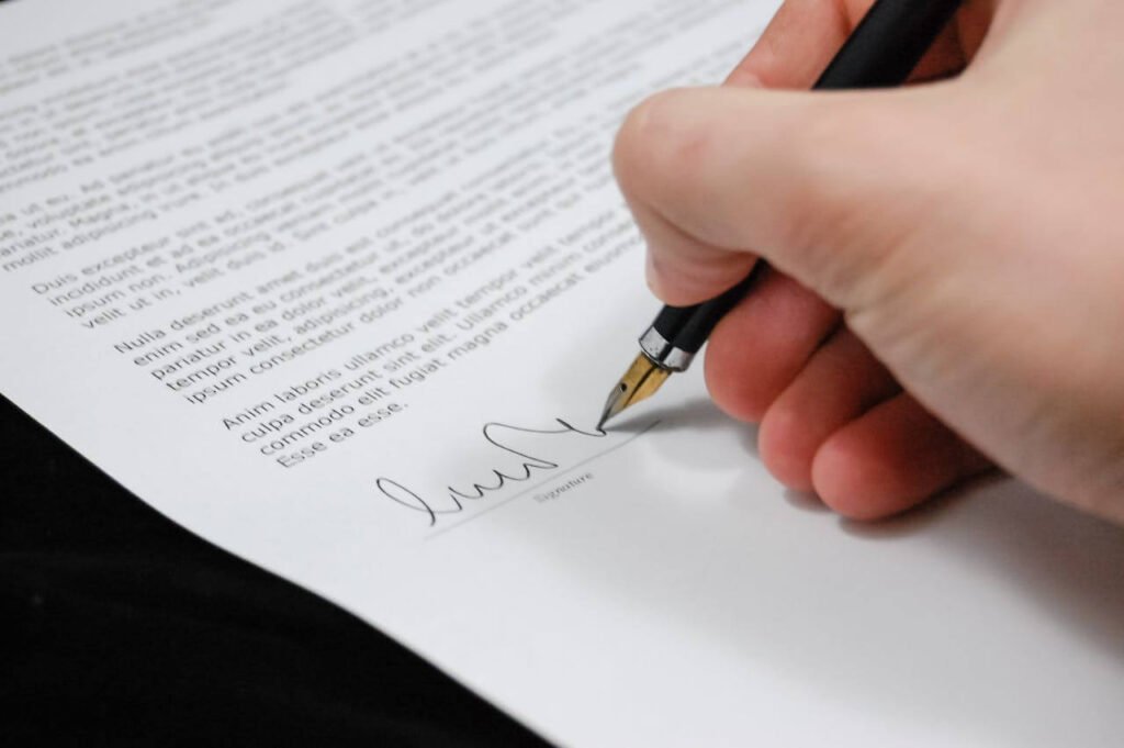 contrato de una empresa aceptando las Ventajas y Desventajas del Leasing