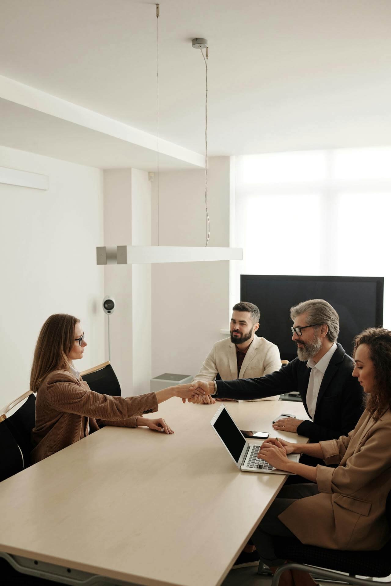 empleados de Albantia discutiendo sobre la estrategia financiera para la empresa