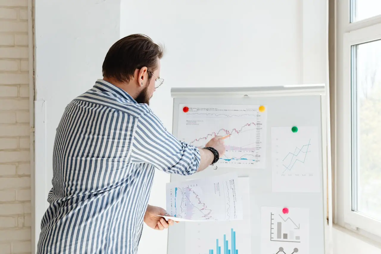 empresario de Albantia exponiendo la estrategia financiera para la empresa
