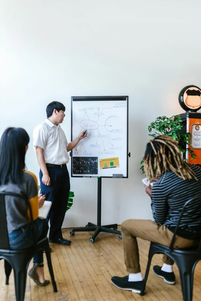 equipo de Albantia mostrando los beneficios del factoring internacional