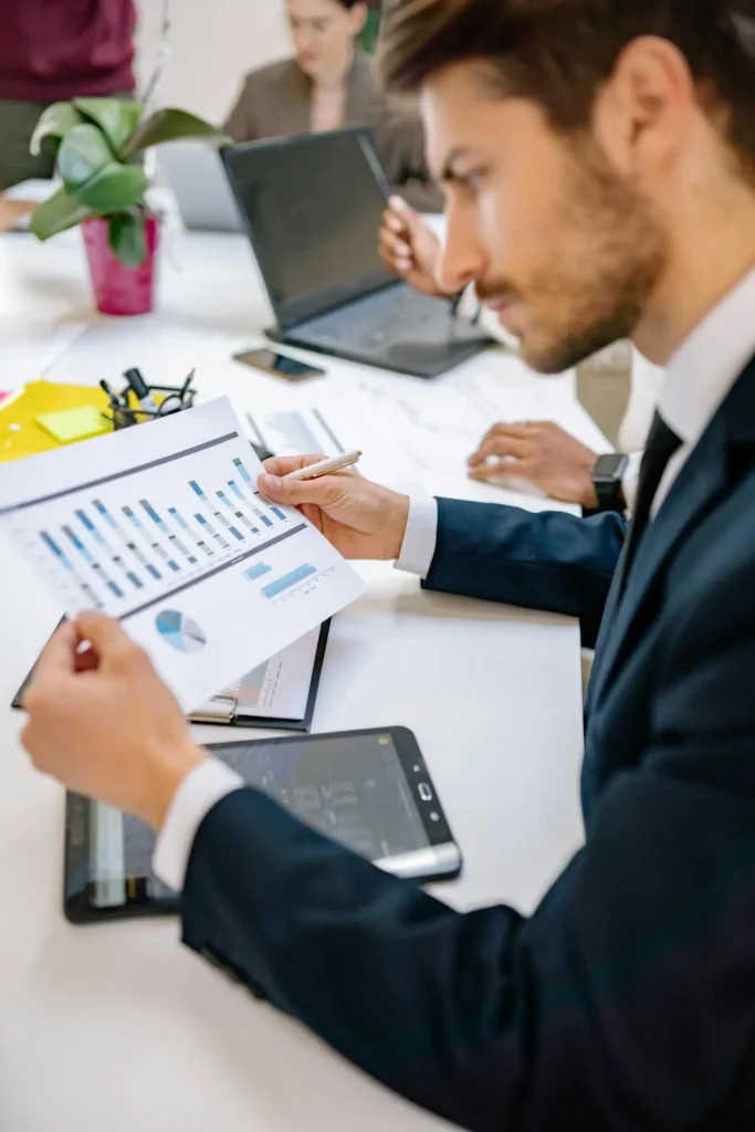 Empresario analizando gráficos financieros para optimizar la estructura de capital de su empresa.