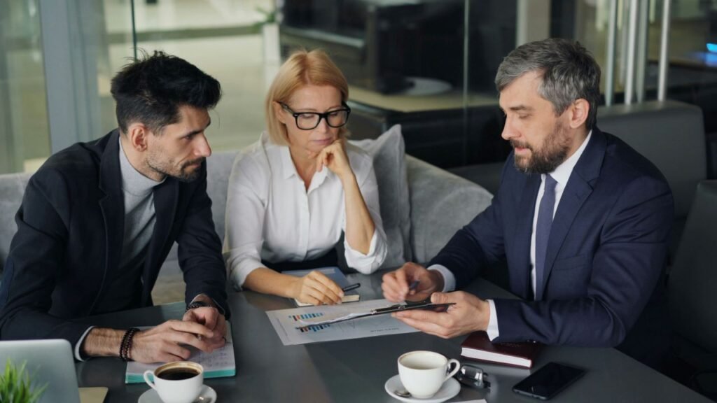 Asesor financiero de Albantia guiando a empresarios sobre línea de crédito para empresas.