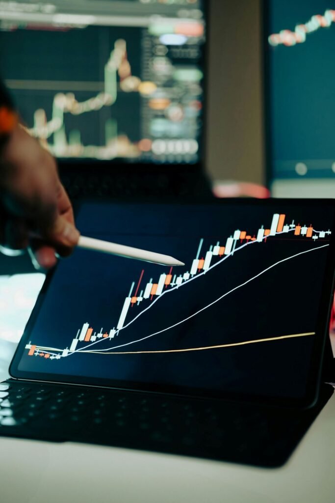 Empresario revisando documentos financieros y gráficos sobre línea de crédito para empresas.