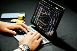 Empresario revisando documentos financieros y gráficos sobre línea de crédito para empresas.