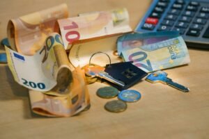 La imagen representa elementos asociados con la gestión y protección de dinero, transacciones o inversiones.