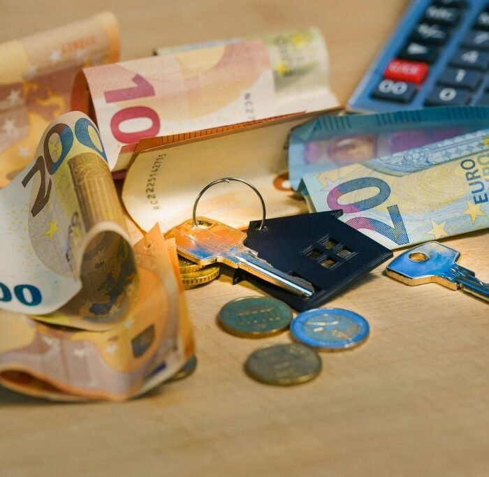 La imagen representa elementos asociados con la gestión y protección de dinero, transacciones o inversiones.